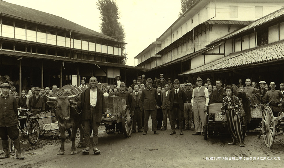 昭和18年頃須賀川工場に繭を売りに来た人たち